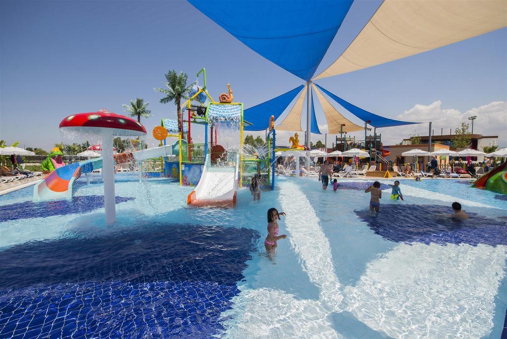 Dream World Aqua Hotel Side Exterior photo